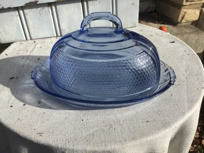 Très belle Cloche à fromage en verre moulé bleu et ovale art déco