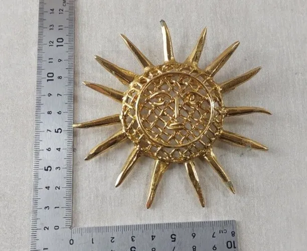 Très belle grande broche forme soleil, en métal doré, Christian Lacroix