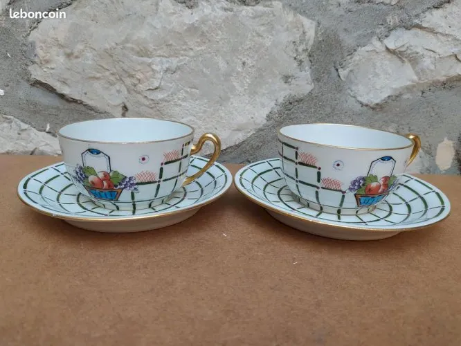 Tres belle paire de tasses et soucoupes en porcelaine Ancienne de limoges en bon etat( made in chiner )