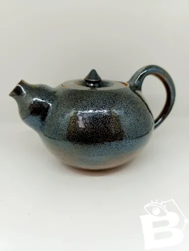 tres belle théière en gres signée sous la base dans le style japonais en bon etat