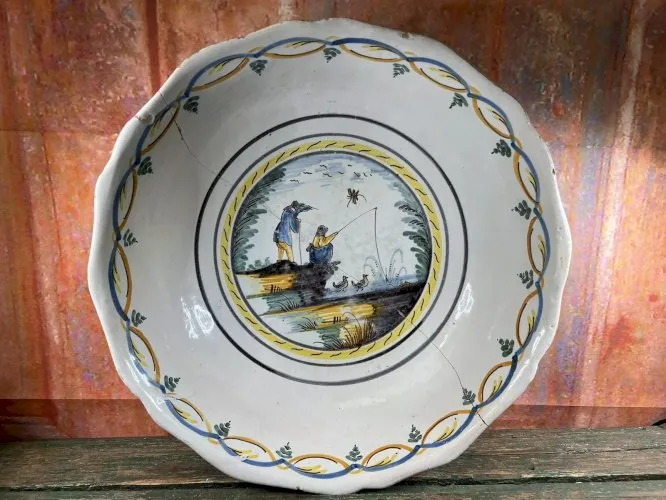 Tres grand plat rond décor au pecheur en faience de Nevers jatte 18ème