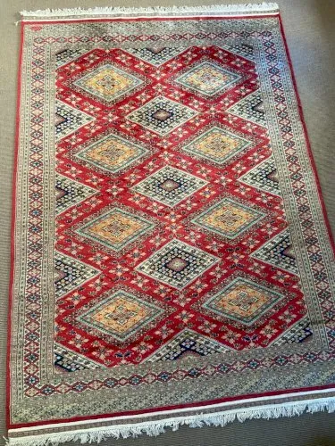 Très grand tapis pakistanais signé laine fait main décor géométrique fond rouge