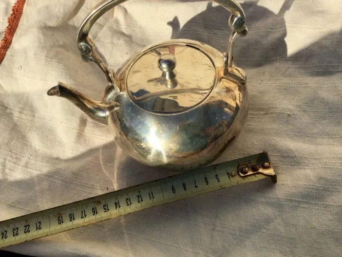 TRES jolie théière en métal argenté design XXème