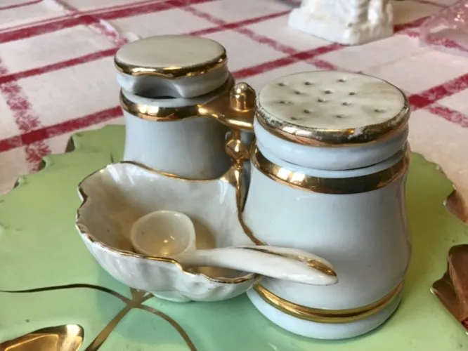 TRÈS ORIGINALE SALIERE POIVRIERE MOUTARDIER PORCELAINE JUMELLES
