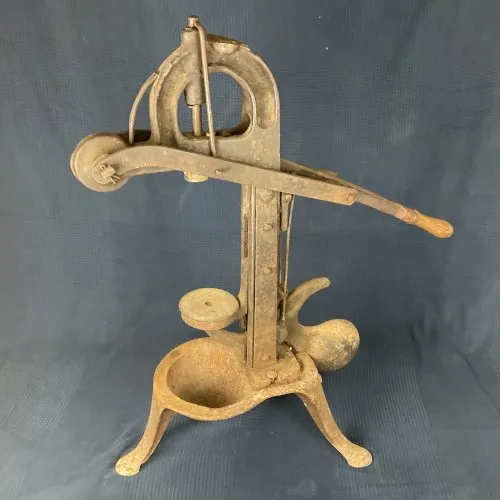 Très rare et très ancienne bouchonneuse à bouteille de vin alcool bar bistrot en fonte marque La Perle France french antique vintage