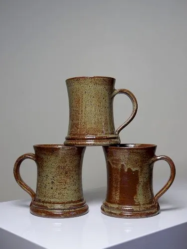 Trio de chopes à bière ou à cidre en grès pyrité artisanal vintage