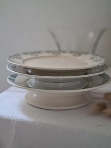 Trio de piedouches en terre de fer Plats, saladiers et coupelles