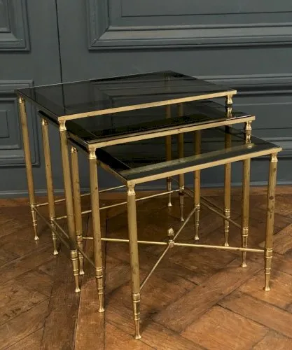 Trois tables gigognes 1970 en métal doré et verre fumé L7152