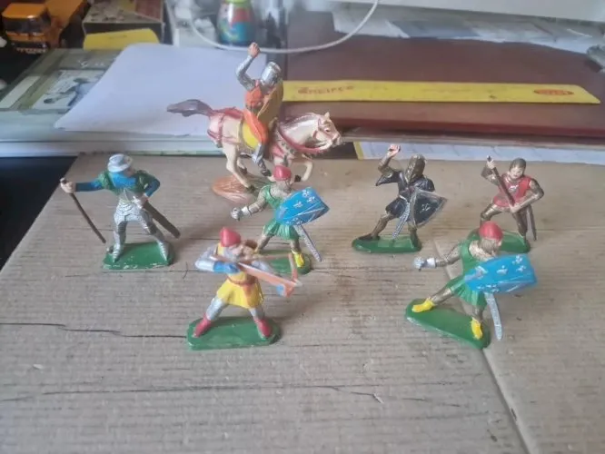 un lot de soldats chevaliers Clairets À Restaurer