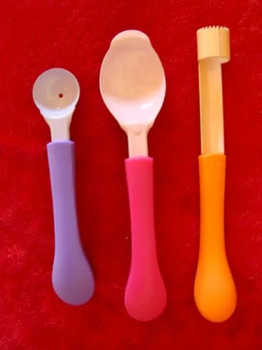 Ustensiles de cuisine colorés neufs