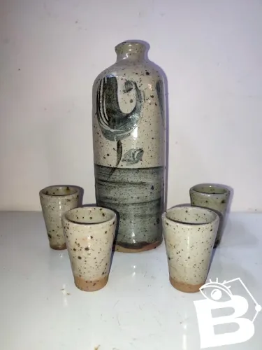 vase / bouteille avec 4 petits verres en gres dans le gout de Gustave Reynaud en bon etat
