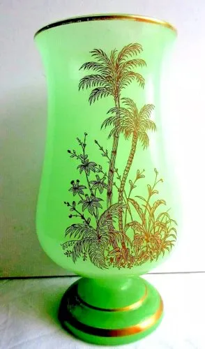 Vase en verre opalin vert anis, sur piédouche, gravé de palmiers, CHARLES X