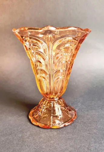 Vase en verre rose de style art déco.