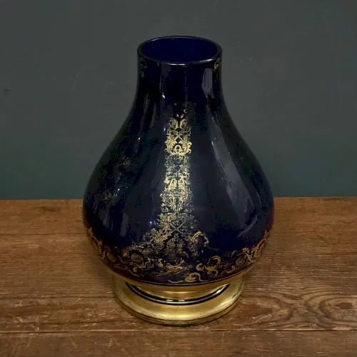 Vase en verre soufflé bleu rehaussé de dorures XXe L9000