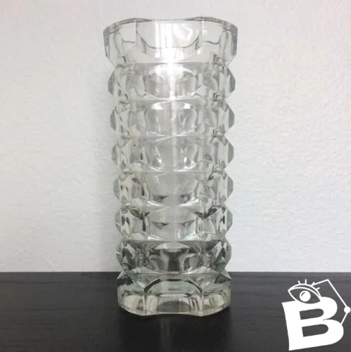 Vase en verre taillé