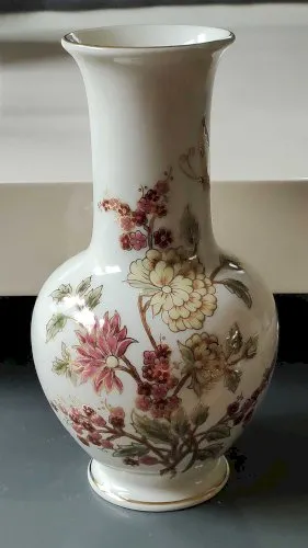 Vase forme boule en porcelaine fine délicatement peint main, signé Zsolnay Hungary - Motifs floraux/papillons. Dim 26,5 x 14 cm