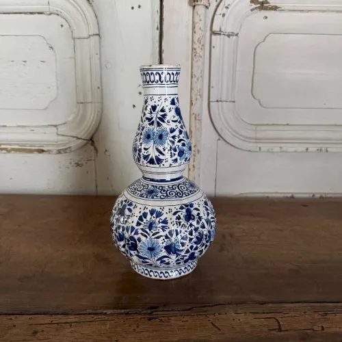 Vase gourde en faïence de Delft XVIIIe décor floral M3643