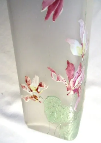 Vase haut carré, verre opaque émaillé Legras dun semis de Cyclamen multicolores