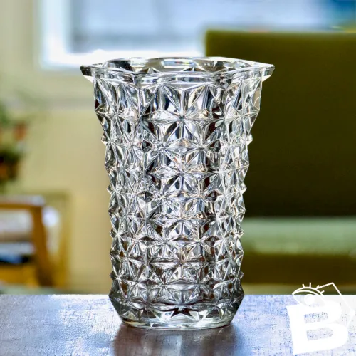 Vase hexagonal en verre pressé pointe de diamant, France vers 1960