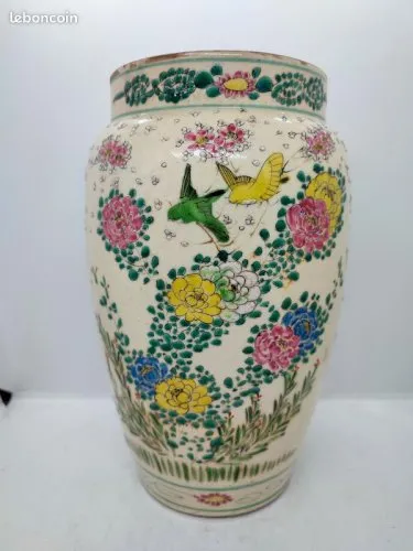 Vase japonais à decor floral et oiseaux datant du 19eme siecle en bon etat