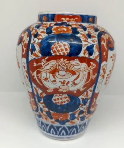 Vase japonais imari a decor floral en bon etat (made in chiner)
