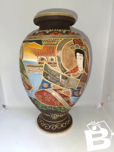 vase japonais satsuma à decor de personnages en bon etat
