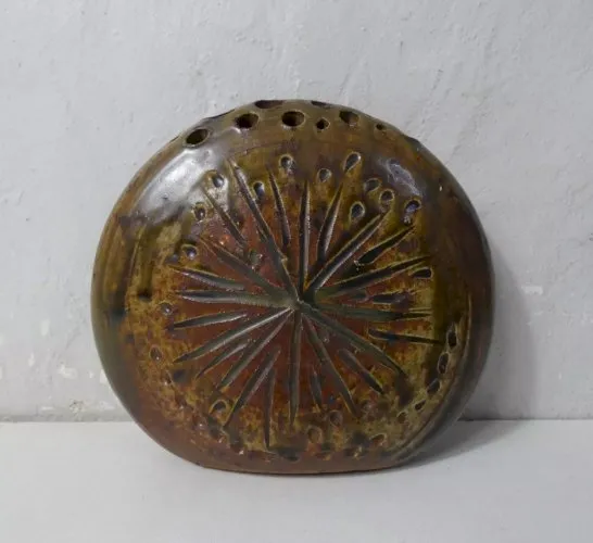 vase mural bouquetière en grès signé JB