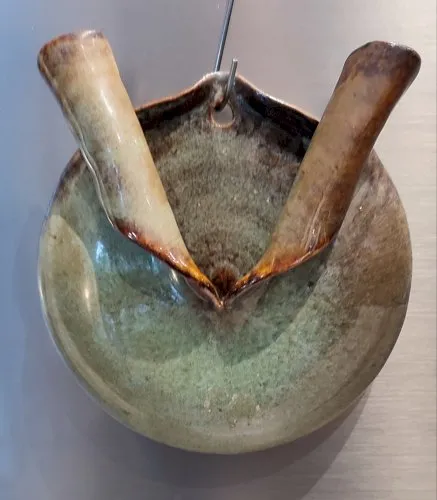 Vase mural céramique de Marc Benjamin