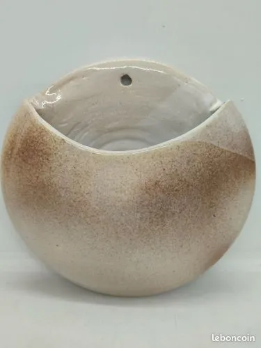 Vase mural ton sable signature à identifier en bon etat