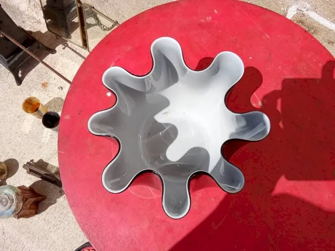 Vase original noir . forme moderne