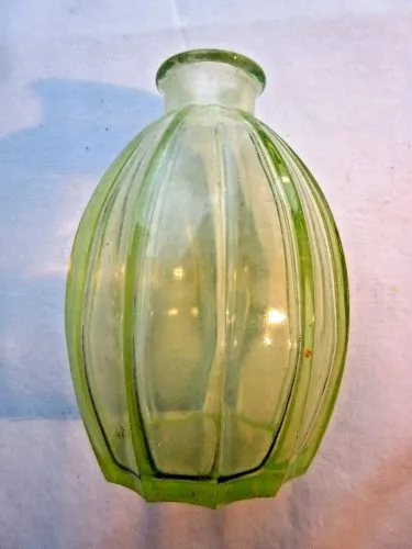 Vase ou flacon Art Déco, verre jaune ouraline à côtes plates, réagit aux UV