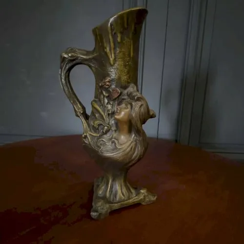 Vase pichet Art Nouveau en régule profil de femme par E. Grego L8700