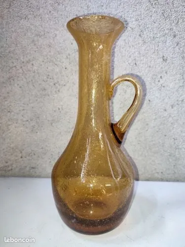 Vase pichet en verre bulle dans le goût de Biot mais non signé en bon état