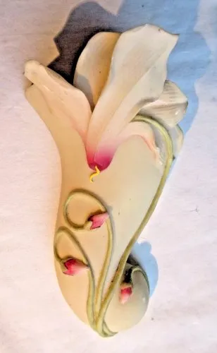 Vase porte bouquet mural en résine, sculpté de fleurs de cyclamen