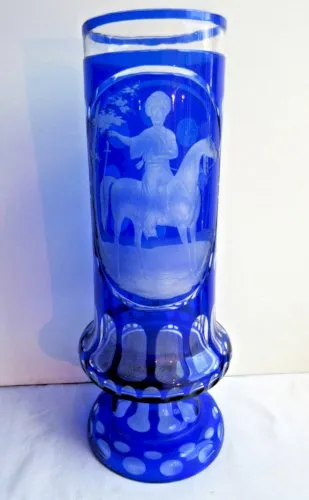 Vase Saint Louis cristal Overlay bleu - blanc, ciselé et taillé: Homme à cheval
