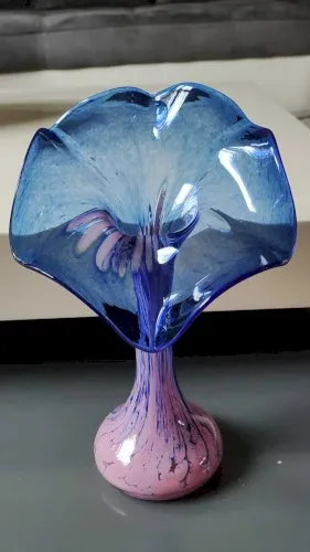 Vase Soliflore volubilis/La Rochère, de forme florale avec col design en corolle - en verre d Art soufflé bleu moucheté rose et collerette translucide bleu cobalt. Haut 27 cm