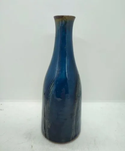 Vase style soliflore bleu signé pierre ohniguian en bon etat( made in chiner )