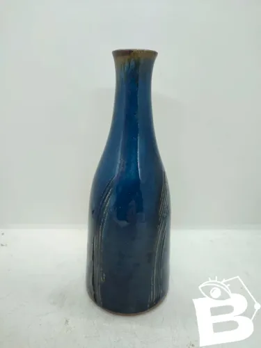 vase style soliflore bleu signé pierre ohniguian en bon etat