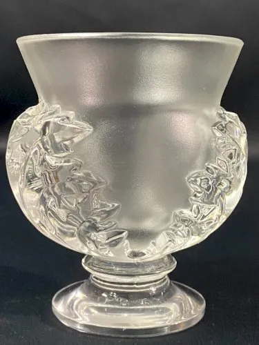 Vase sur piedouche à décor feuillagé signé LALIQUE Saint-Cloud paire possible