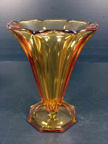 Vase tcheque Art Déco STOLZLE en verre ambre, par Hermanova