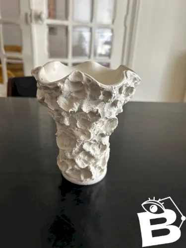 Vase Vallauris en céramique repoussée