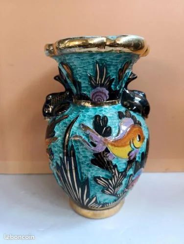 Vase vallauris signé Lamarche à decor de poisson en bon etat (made in chiner)