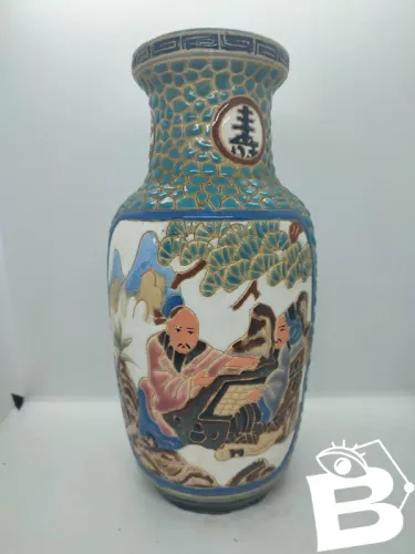 Vase vietnamien a decor de personnages multicouleur en bon etat