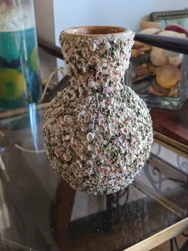 vase vintage 1950/1960 recouvert de petits coquillages roses et verts