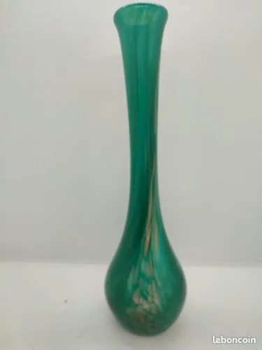 Vase vintage en pate de verre vert avec incrustation de paillette dore en bel etat