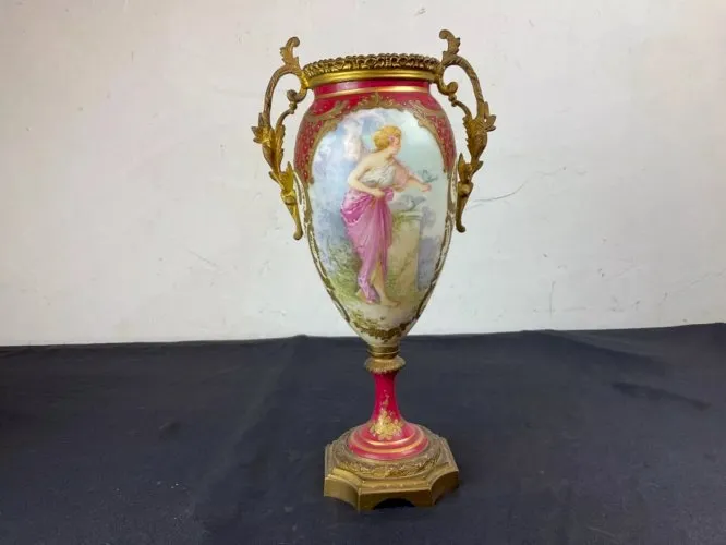 VASES en PORCELAINE ÉMAILLÉE AVEC RELIEF. SEVRES. XIX ÈME SIÈCLE.