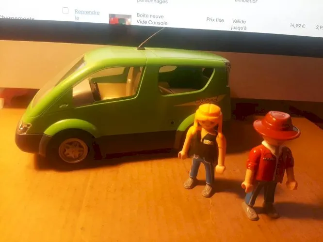véhicule playmobil avec 2 personnages