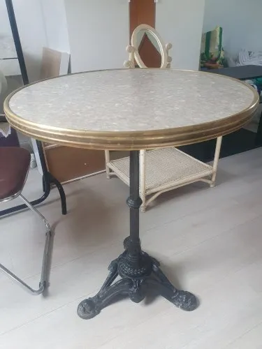 Véritable table de bistrot vintage, pied en fonte, plateau décor marbre