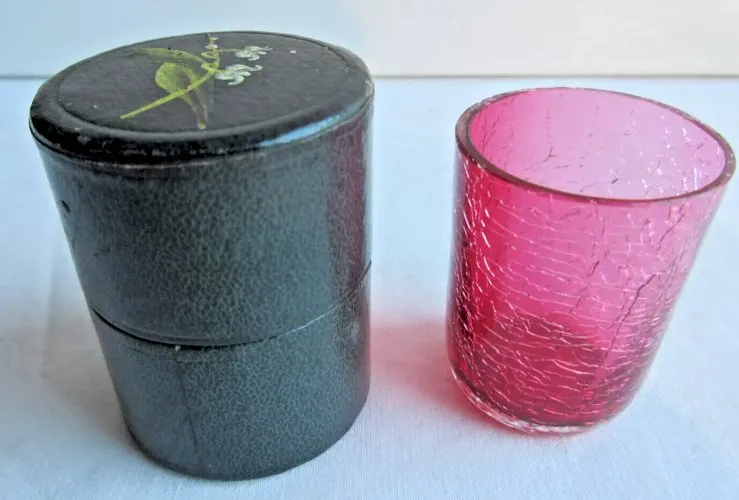 Verre à liqueur de voyage dans une boite en cuir peinte de muguet, Napoléon III