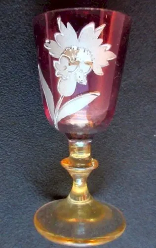 Verre à liqueur sur pied, Art Nouveau, verre irisé violine & ambre: Fleur grise
